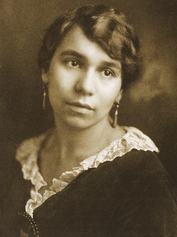 Illustration for: Lotte Pechstein, 1917, private collection, photo: Minya Diez-Dührkoop. © Pechstein Hamburg / Berlin / VG Bild-Kunst, Bonn 2025