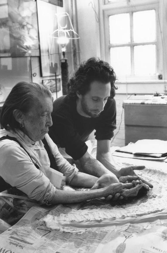 Illustration for: Louise Bourgeois and her assistant Jerry Gorovoy, in her Brooklyn studio, preparing to make a mold, 1995, photo: Jean-François Jaussaud. © The Easton Foundation / VG Bild-Kunst, Bonn 2025