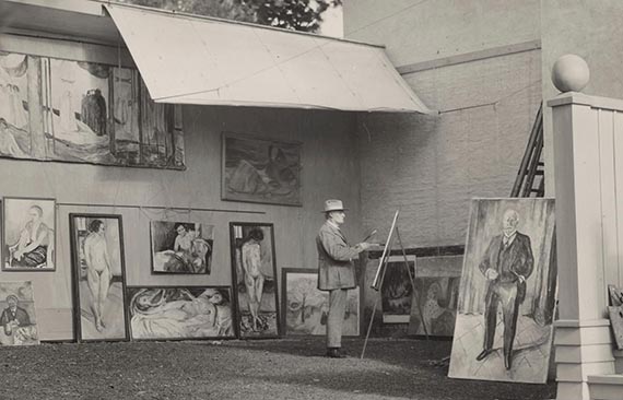 Illustration  for: Edvard Munch in his open-air studio at Ekely, 1933. © Munch Museet, Oslo.