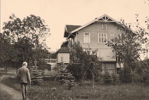 Illustration  for: Edvard Munch in the garden at Ekely, around 1932/33, photo: Inger Munch. © Munch Museet, Oslo.
