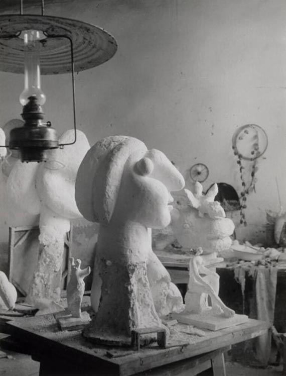 Illustration for: Picasso's plaster heads after the model of Marie-Thérèse Walter in his studio at the Château de Boisgeloup, France, 1932, gelatine silver print, photo: Brassaï (Gyula Halász). © Succession Picasso / VG Bild-Kunst, Bonn 2025, Estate Brassaï – RMN-Grand Palais.