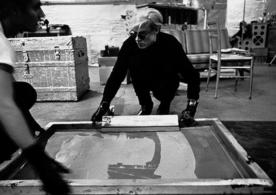 Illustration  for:  Andy Warhol working on a silkscreen print of “Campbell Soup I” at The Factory, New York, 1964. © Ugo Mulas Heirs. All rights reserved. / 2025 The Andy Warhol Foundation for the Visual Arts 