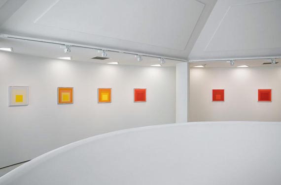 Illustration for: Exhibition view „Josef Albers in Mexico“, Guggenheim Museum, New York, November 2017–April 2018, featuring paintings from the „Homage to the Square“ series. © VG Bild-Kunst, Bonn 2025