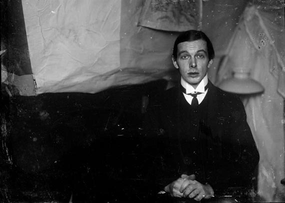 Illustration  for: Ernst Ludwig Kirchner, Self portrait in his studio apartment in Berlin-Friedenau, 1913/1915, (Kirchner Museum Davos, Schenkung Nachlass Ernst Ludwig Kirchner 2001)