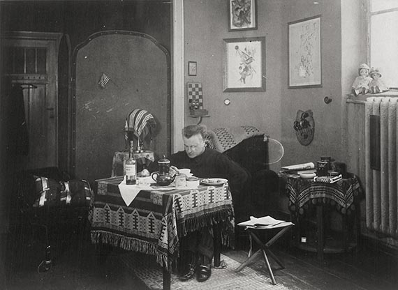 Illustration for: George Grosz in his studio in Nassauische Straße 4, circa 1920. © VG-Bild-Kunst, Bonn 2025