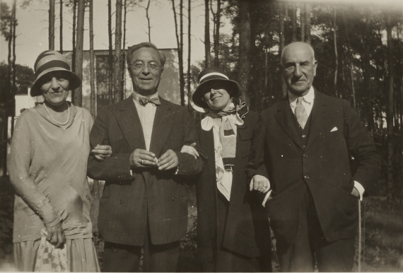 Illustration for: Irene Rothschild Guggenheim, Vasily Kandinsky, Hilla von Rebay and Solomon R. Guggenheim, July 7, 1930, Hilla von Rebay Foundation Archive. © bpk / CNAC-MNAM, Fonds Kandinsky