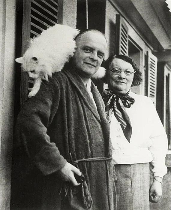Illustration  for: Paul and Lily Klee with their cat Bimbo, Kistlerweg 6, Bern, 1935, photo: Fee Meisel, (SFK Photo FK 049/29 N Repro, scan of Felix Klee&rsquo;s negative F 311/14 (print 2013), Zentrum Paul Klee, Bern, donated by the Klee family).<br />&copy; Zentrum Paul Klee, Bern, Bildarchiv